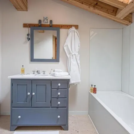 Chalet Berti, 5 Bedrooms, 12 Pers. Courmayeur